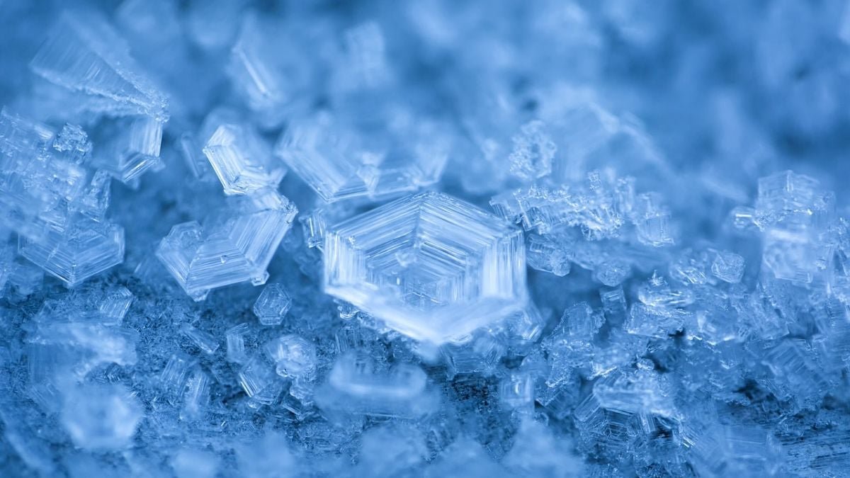 Scientists Observe Rare Plastic Ice, A Hybrid Form of Ice and Water, Under Extreme Pressure and Heat